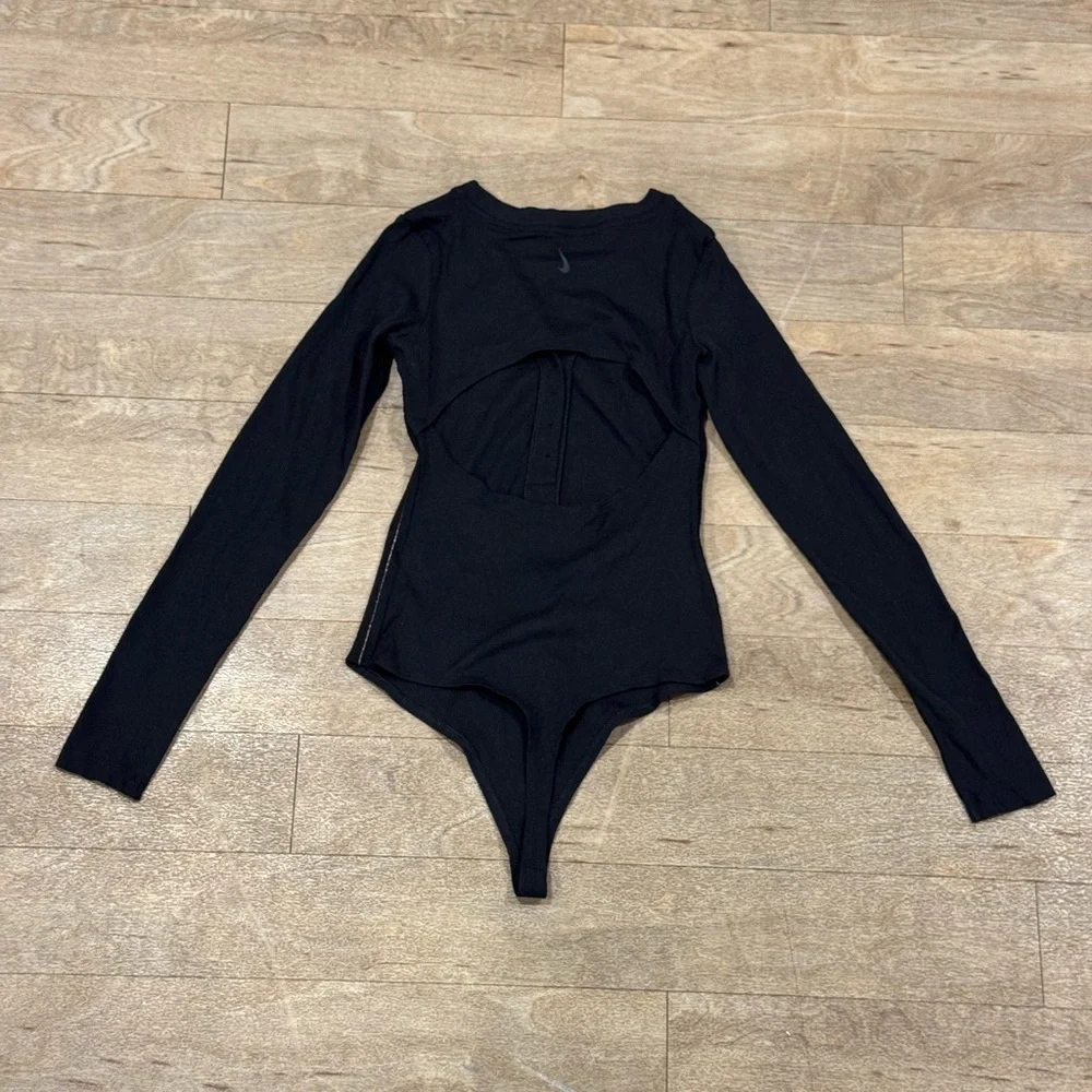 Nike Yoga Black Ribbed Long Sleeve Henley Bodysuit w/ Bronze Thread Trim Size XS - Picture 5 of 5